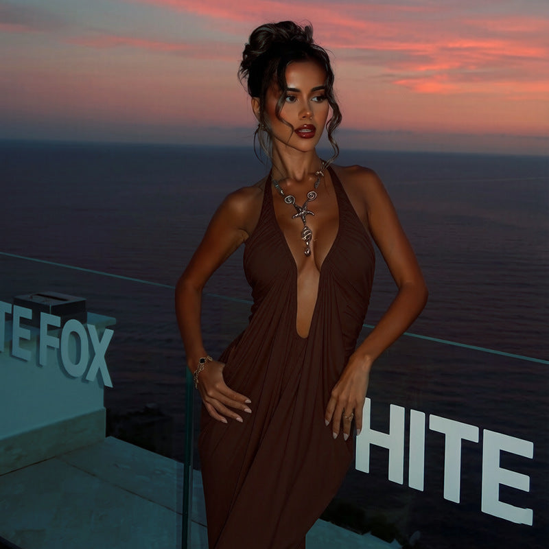 Sommerliches Neckholder-Kleid mit tiefem V-Ausschnitt