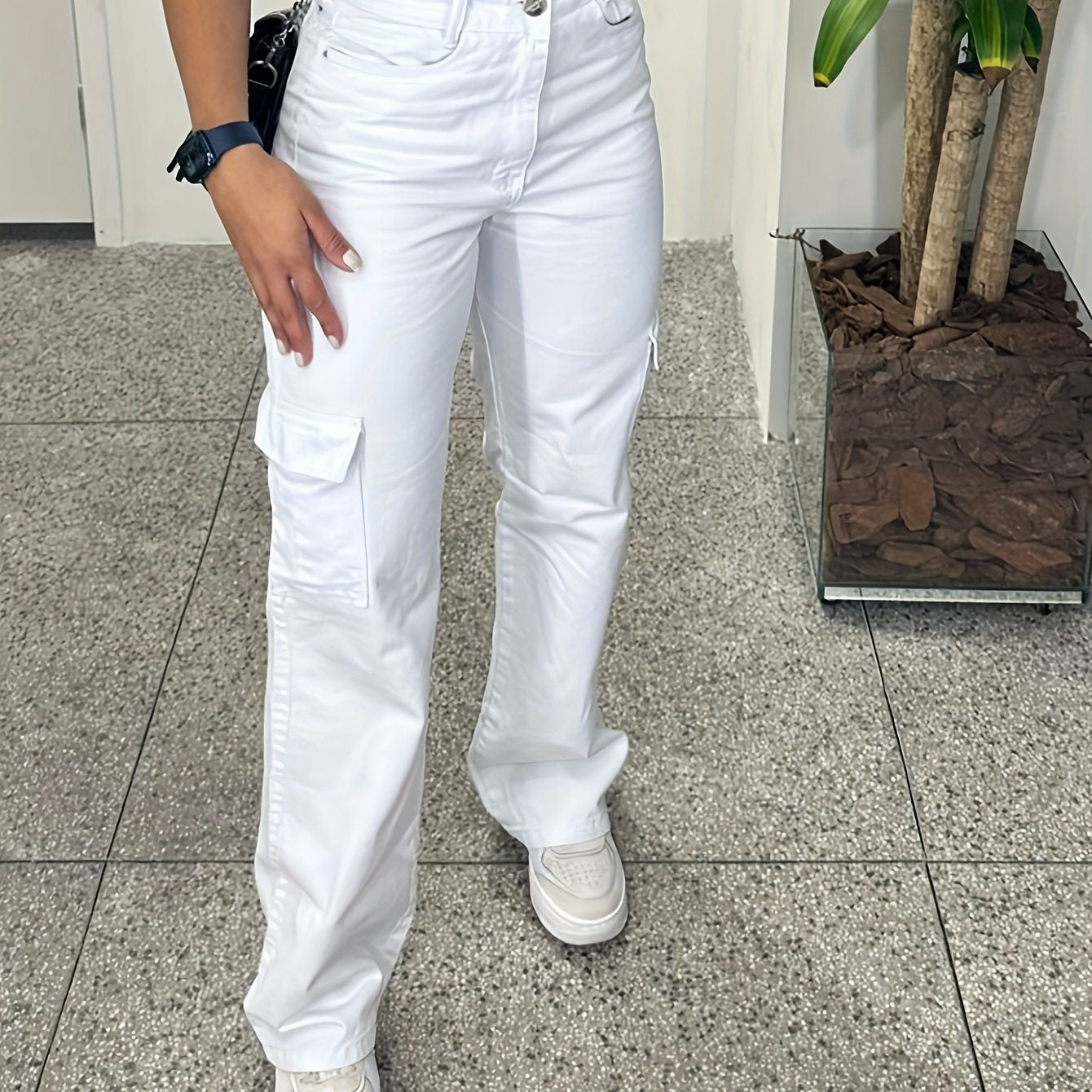 Weisse Overalls mit 3D-Taschen
