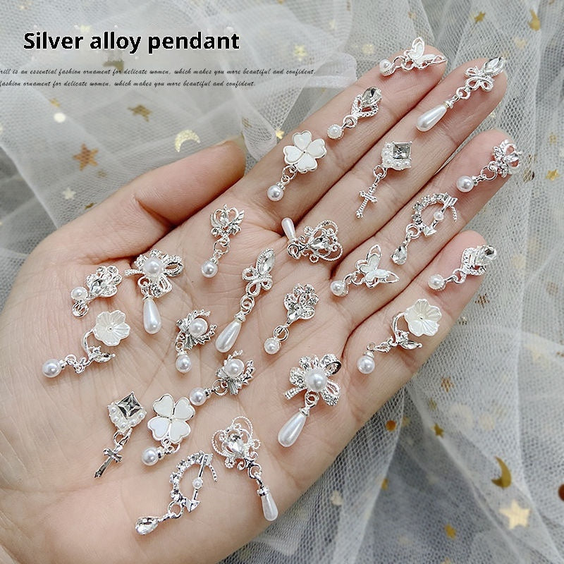 Nail Art Anhänger-Set mit Perlen & Quasten