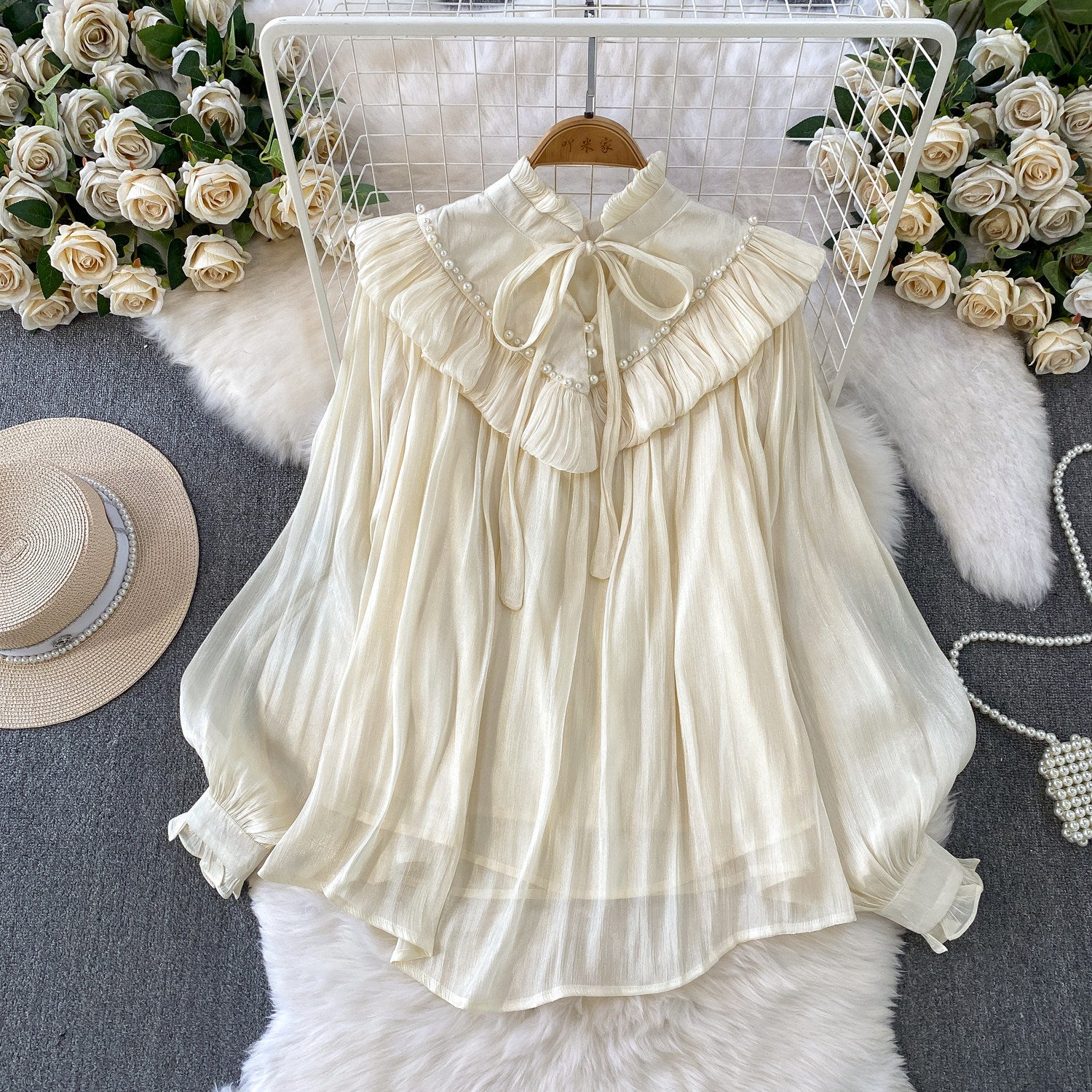 Klassische Bluse mit Spitzenbesatz