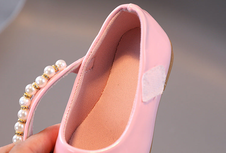 Mädchenlederschuhe mit Perlenverschluss und weicher Sohle