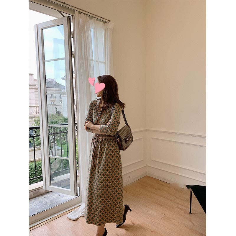 Chanel-inspirierendes Strickkleid