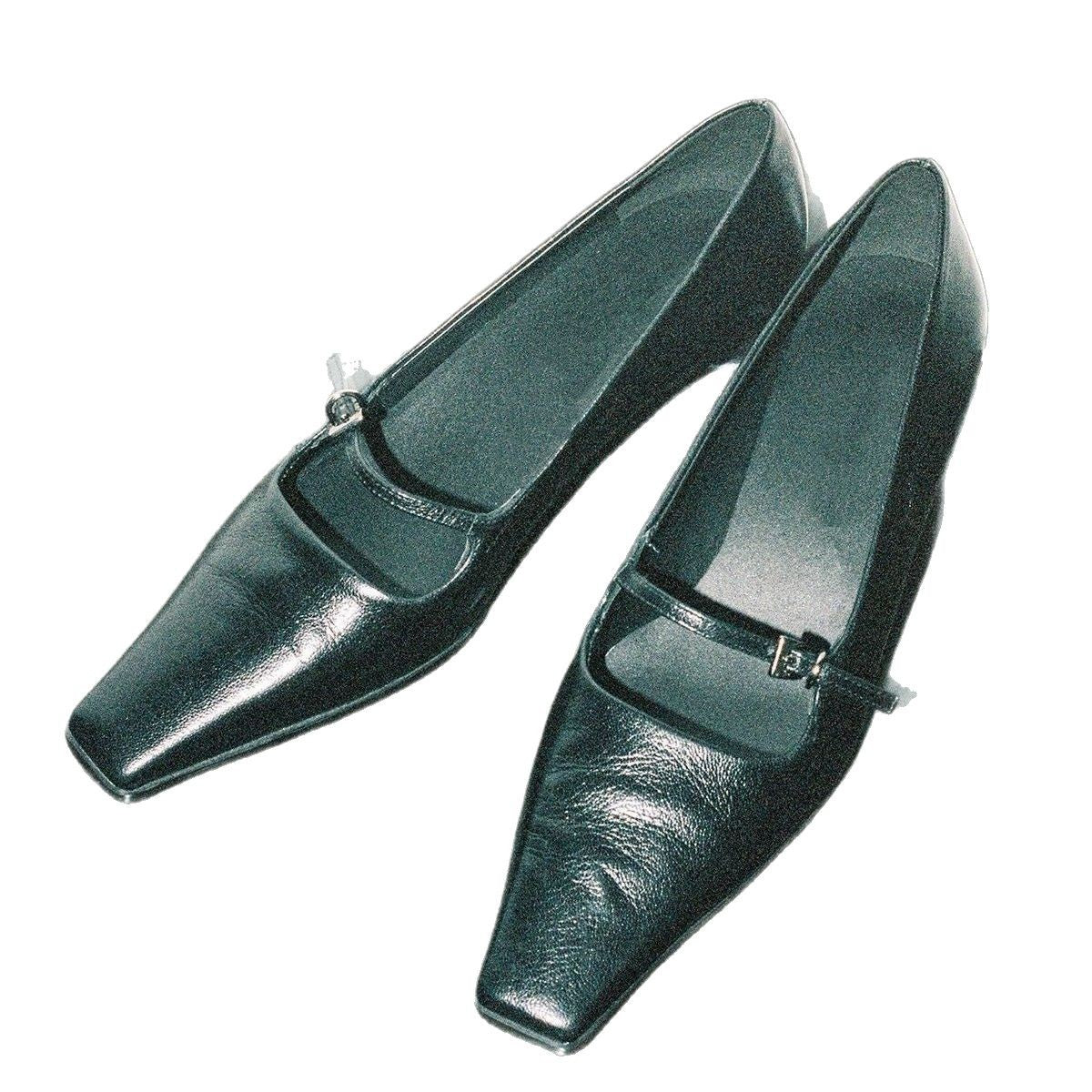 Pumps mit Riemen und eckiger Spitze