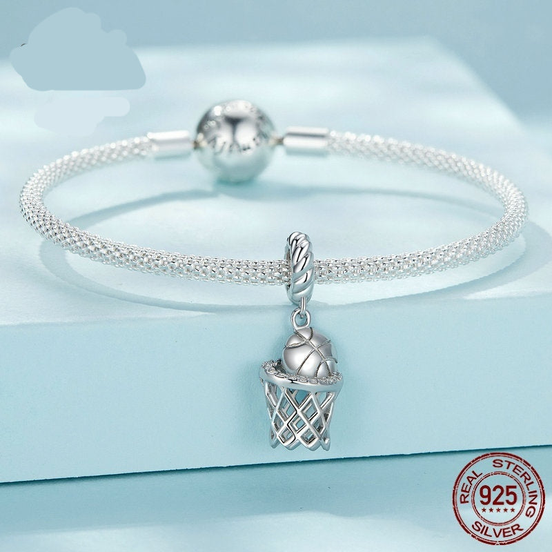 Silbernes Armband mit blauer Perle