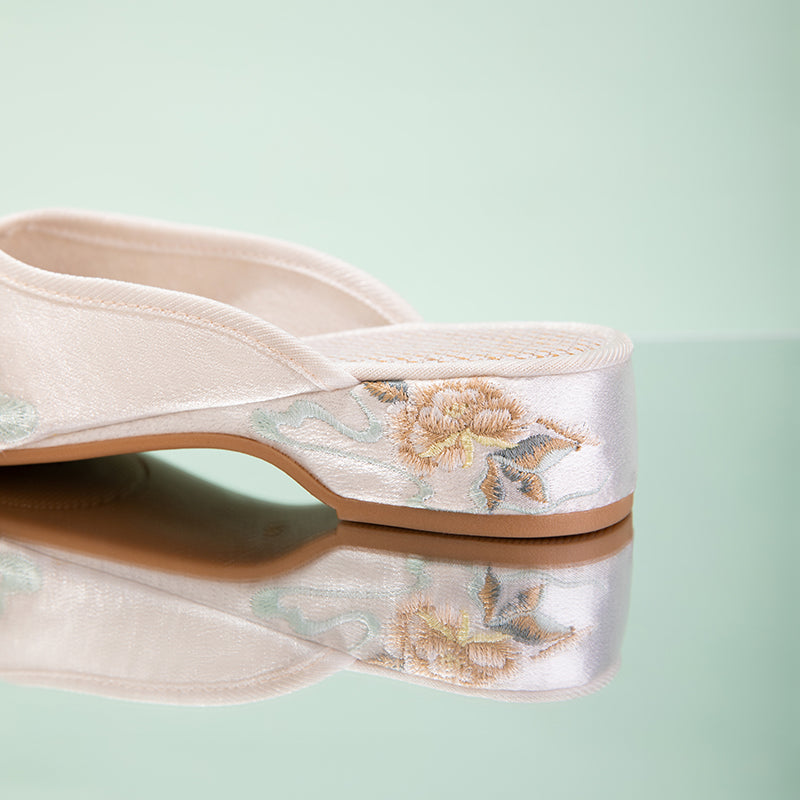 Satin-Slipper mit Pfingstrosen-Stickerei