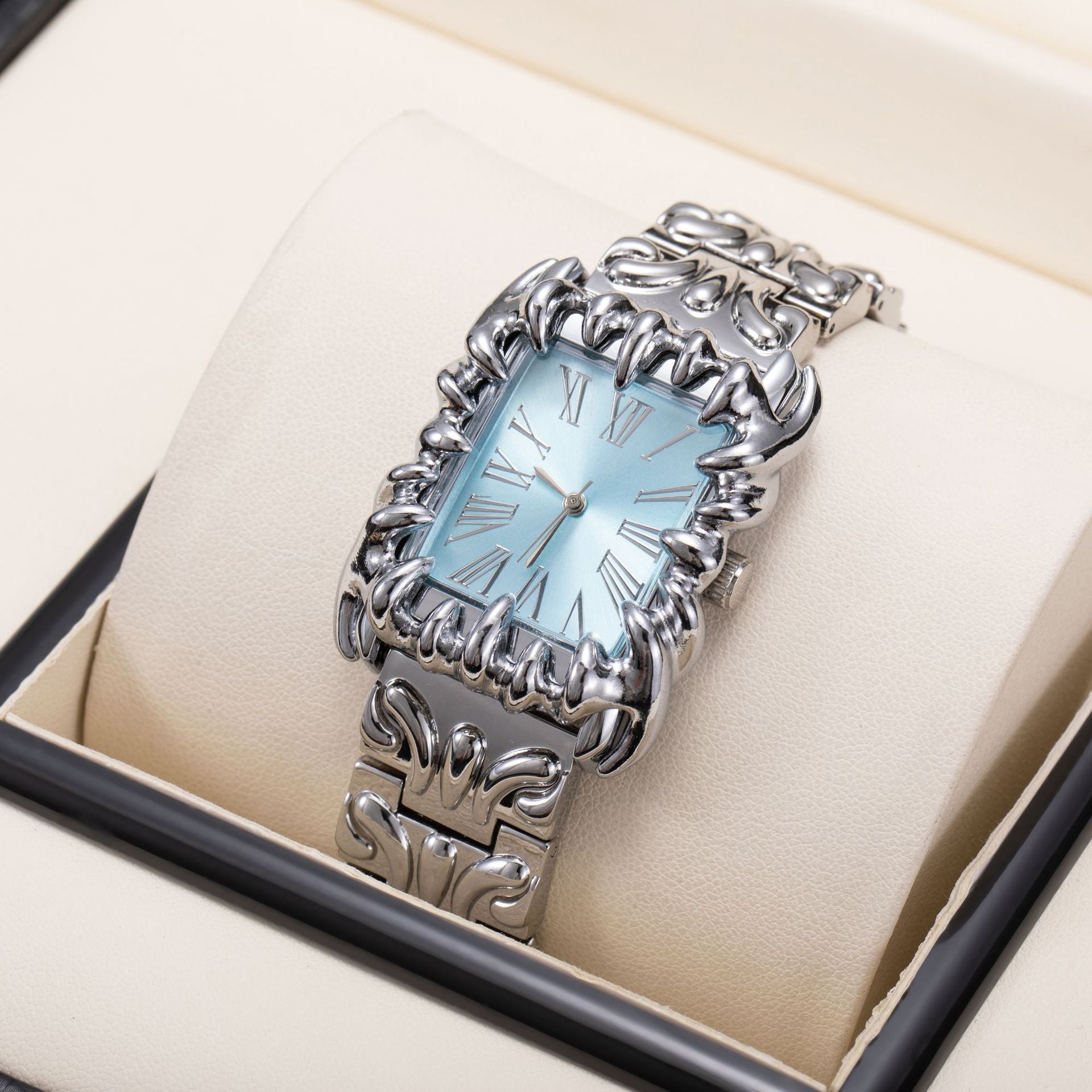 Retro Herrenuhr mit Prägung und Krallendesign