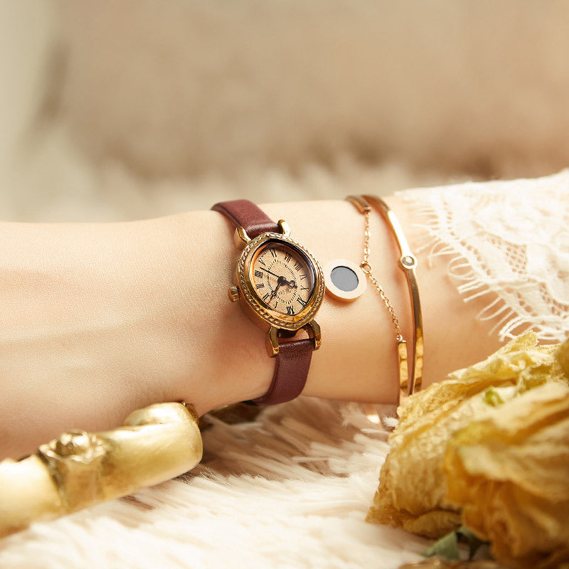 Ovale Quarzuhr mit Lederarmband