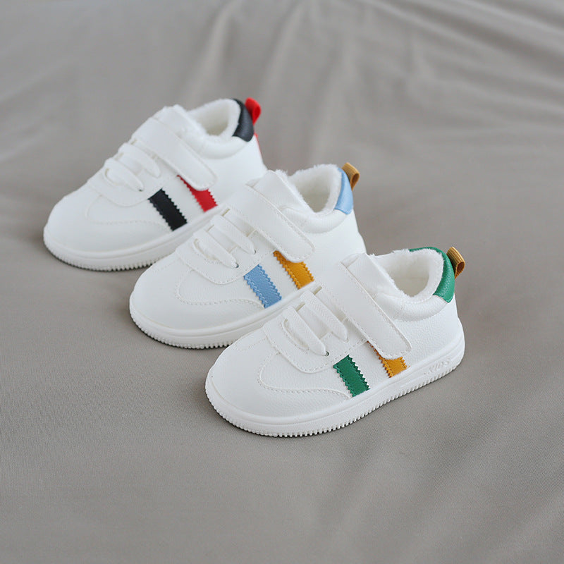 Weisse Klettverschluss-Schuhe für Babys – Bild 3 | LuxeStyle