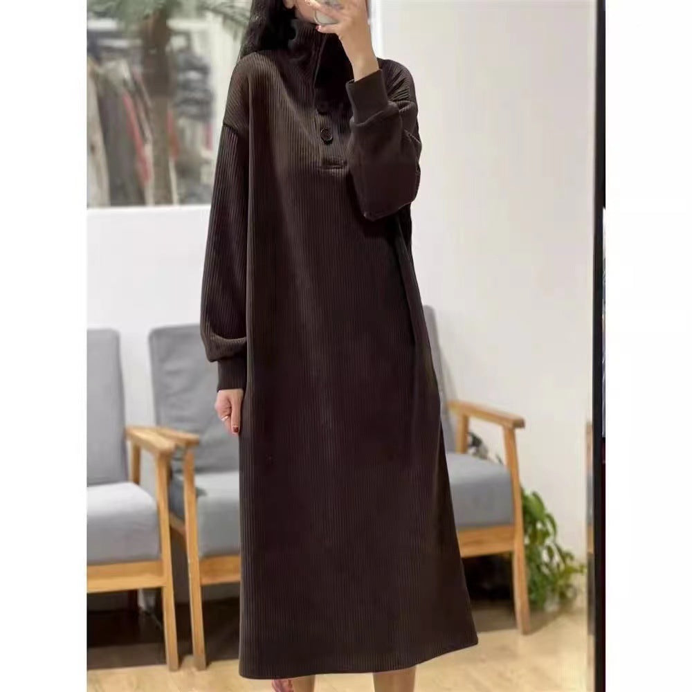 Rollkragen-Maxikleid mit Knöpfen