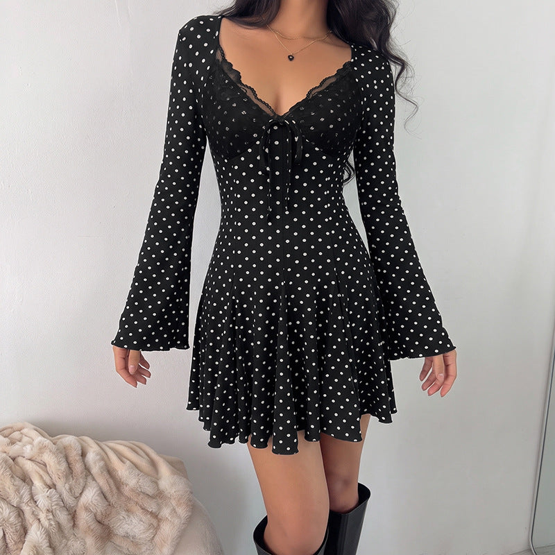 Schwarzes Mini-Kleid mit Spitze