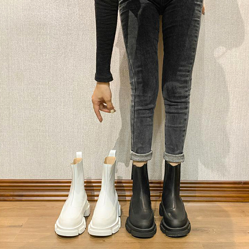 Britische Stiefeletten mit dicker Sohle