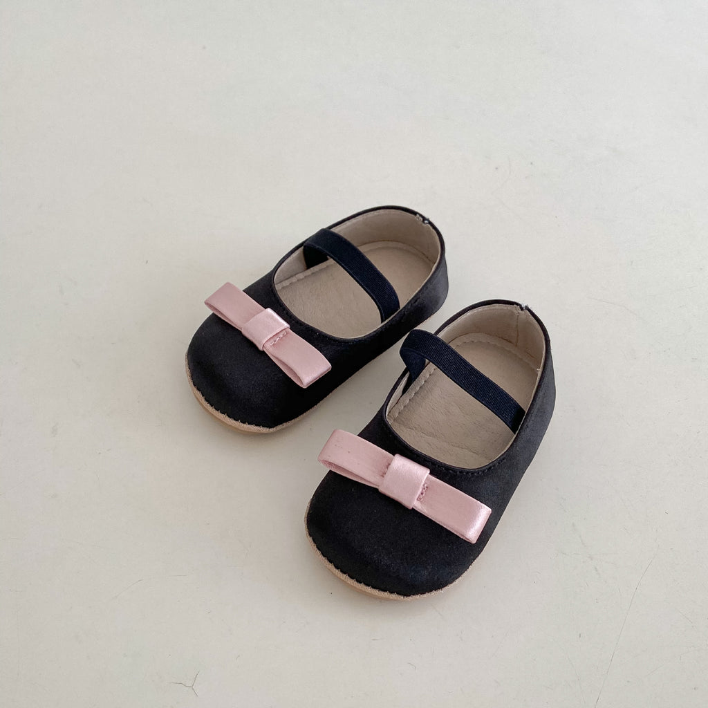 Süsse Kinderschuhe mit Schleife, atm.