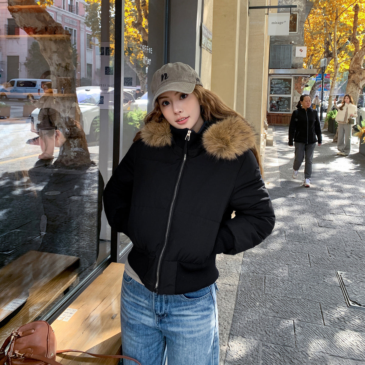 Kompakter Fellkapuzenmantel für Damen – Bild 9 | LuxeStyle