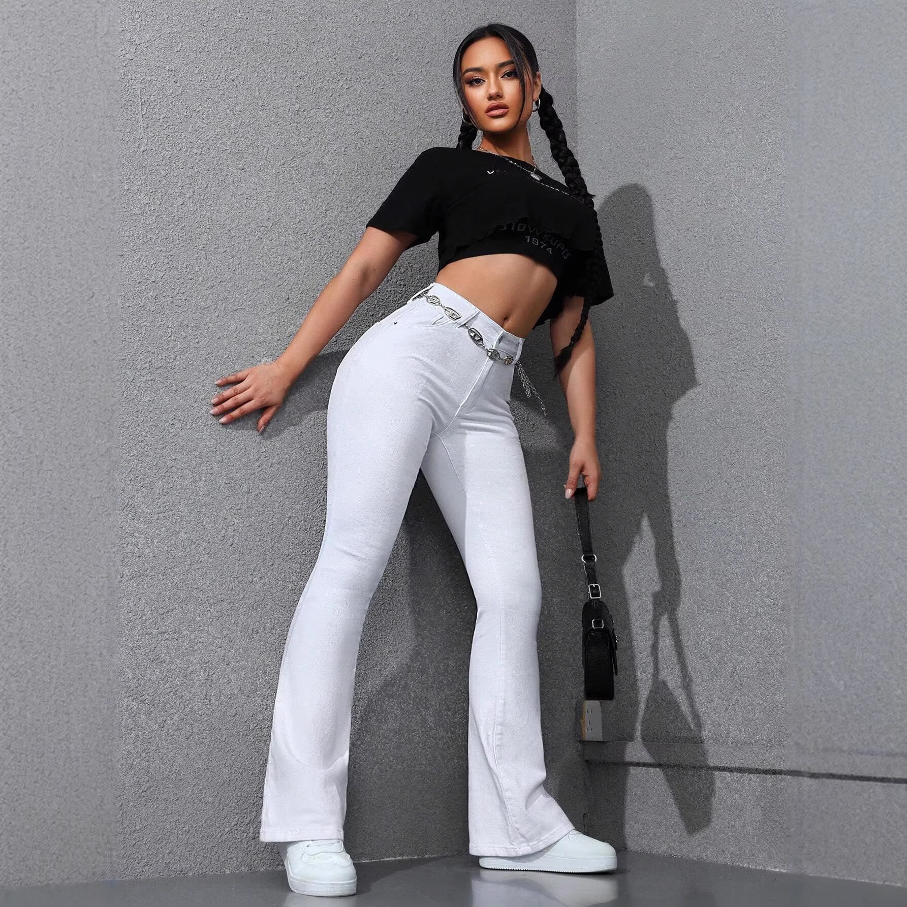 Weisse Stretch-Hüfthose mit weiter Beinform