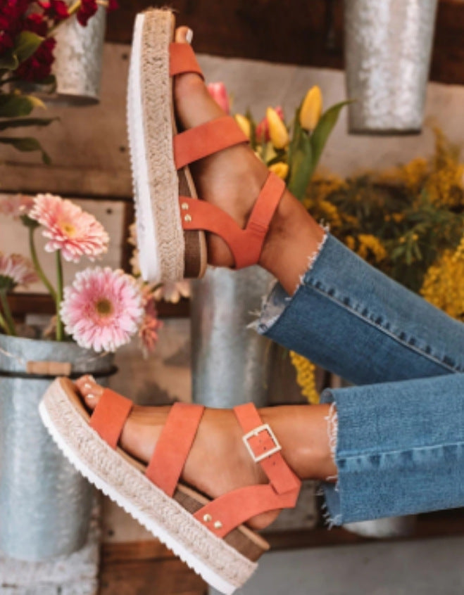 Bunte Buckel‑Sandalen mit dicker Sohle – Bild 2 | LuxeStyle