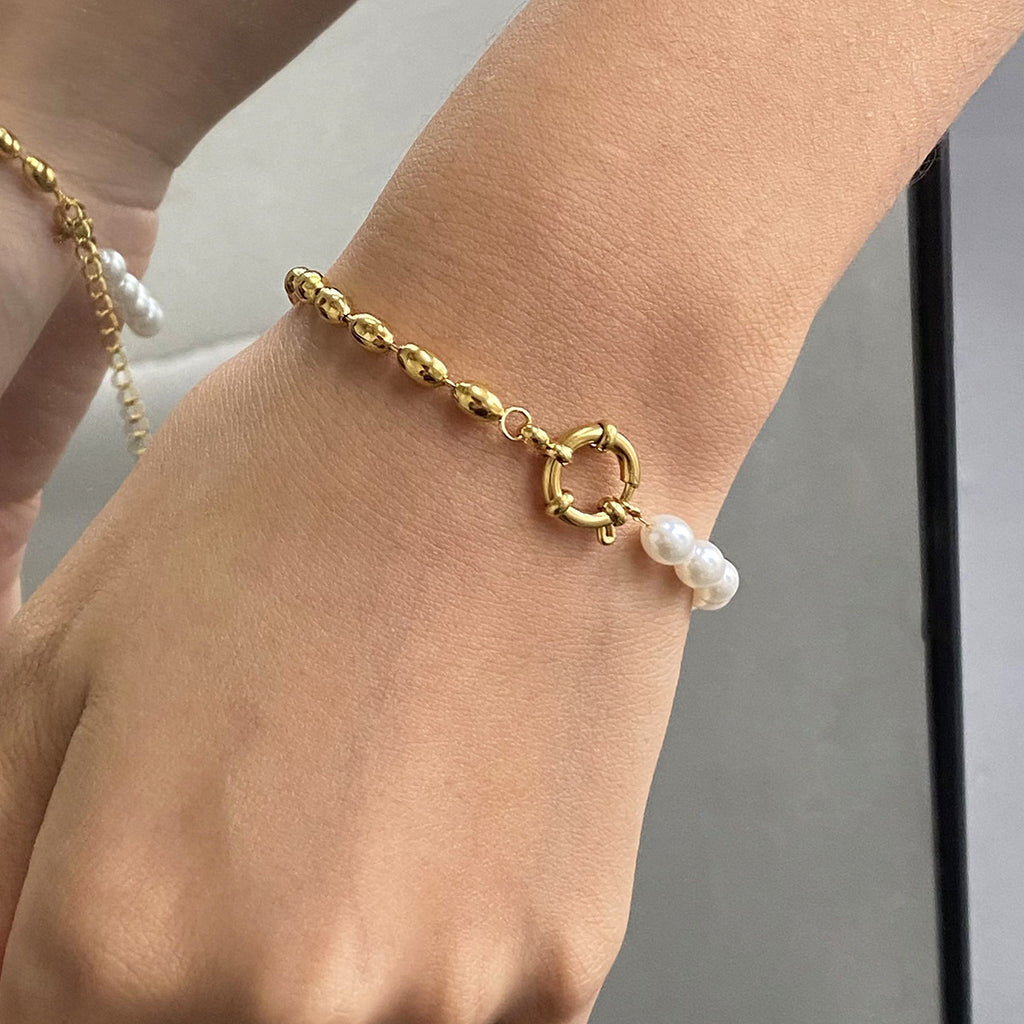 Retro-Armband mit ovalen Goldperlen