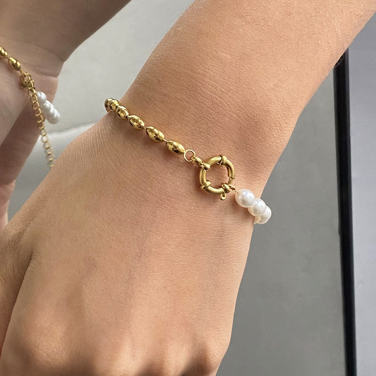 Retro-Armband mit ovalen Goldperlen