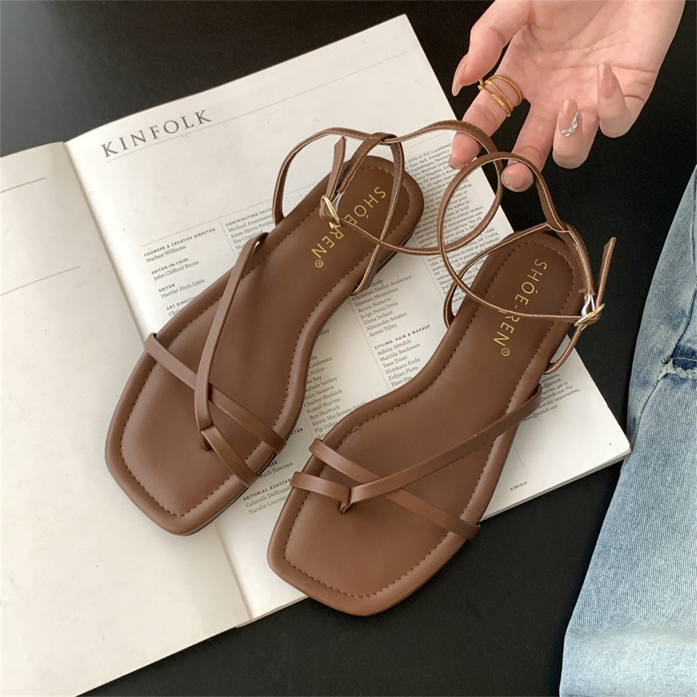 Flache Sandalen mit Riemchen und eckiger Zehenpartie