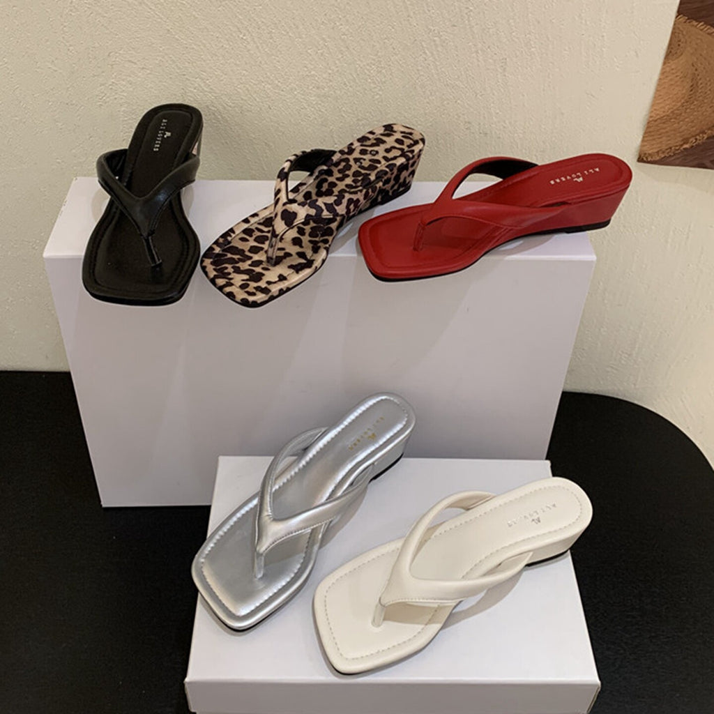 Keilsandalen mit Leopardenmuster und eckiger Spitze