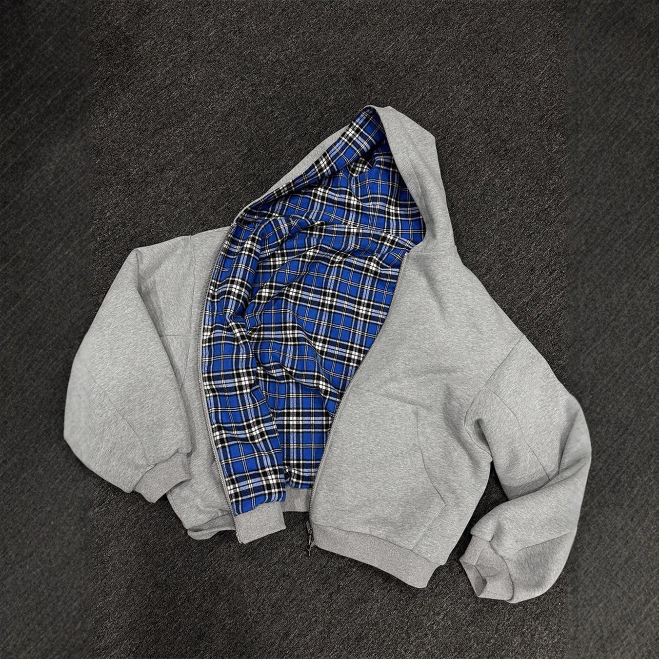 Minimalistischer Kapuzenpullover mit Reissverschluss