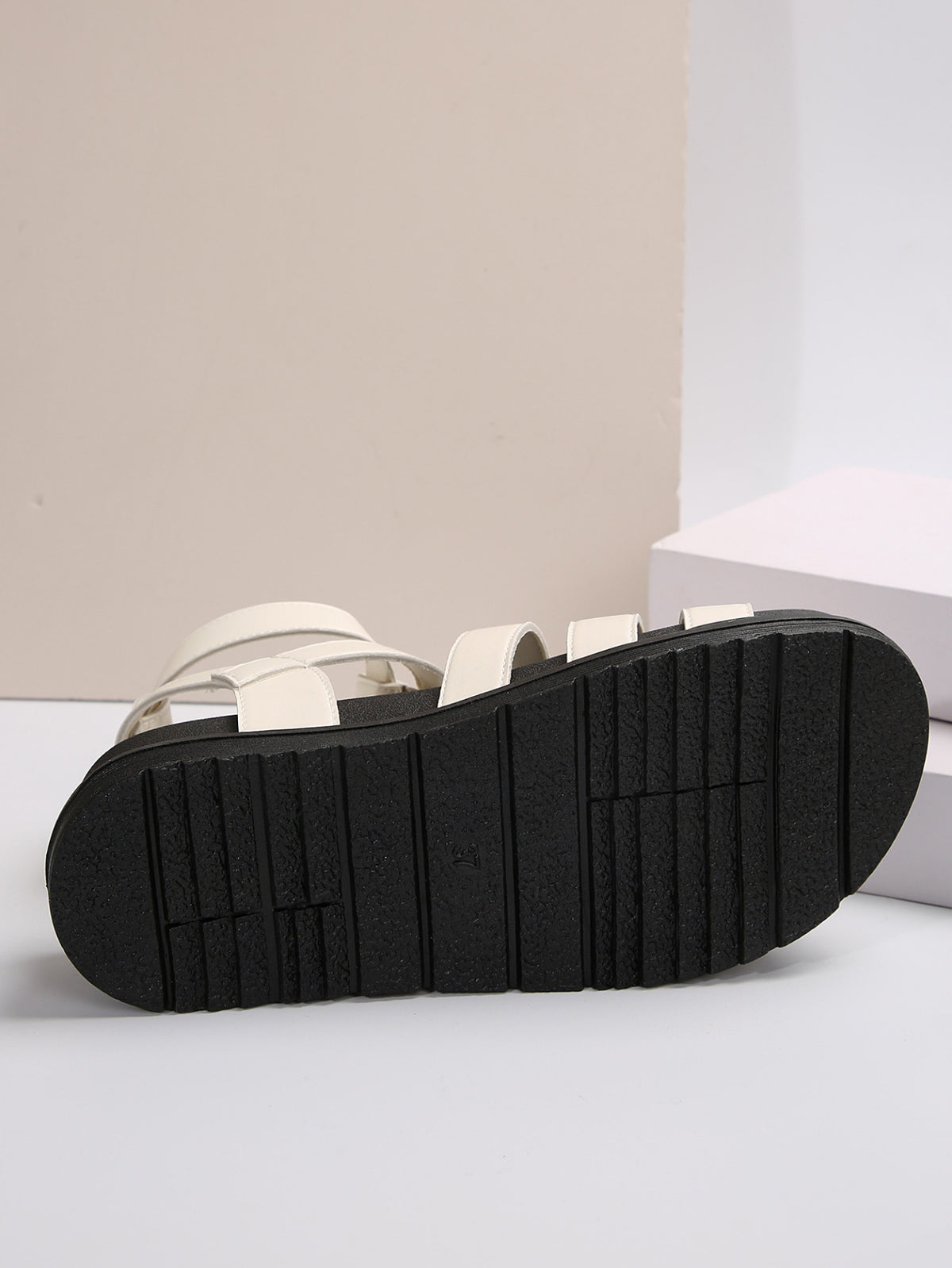 Plateau-Sandalen mit Riemchenschnalle – Bild 16 | LuxeStyle