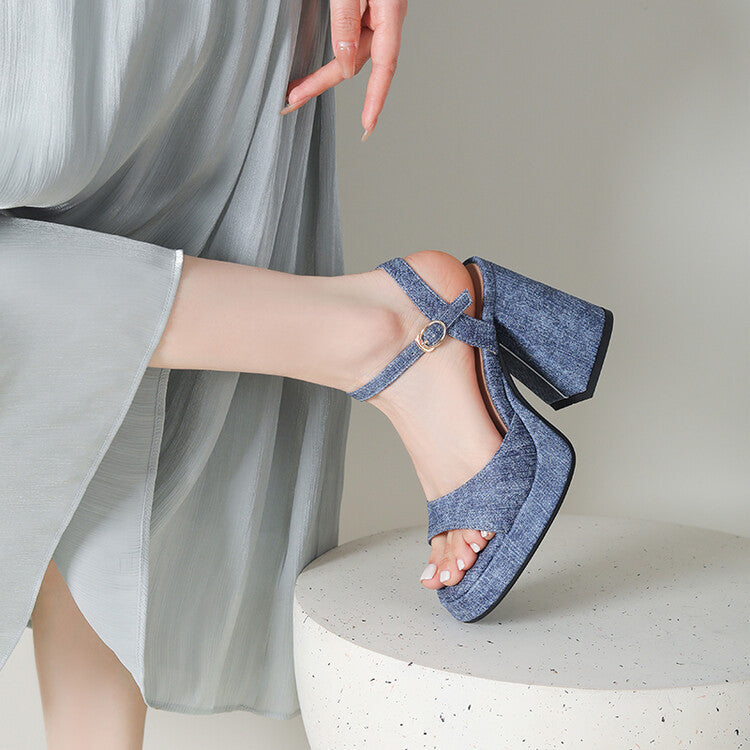 Denim-Sandalen mit Riemen und Plateau – Bild 8 | LuxeStyle