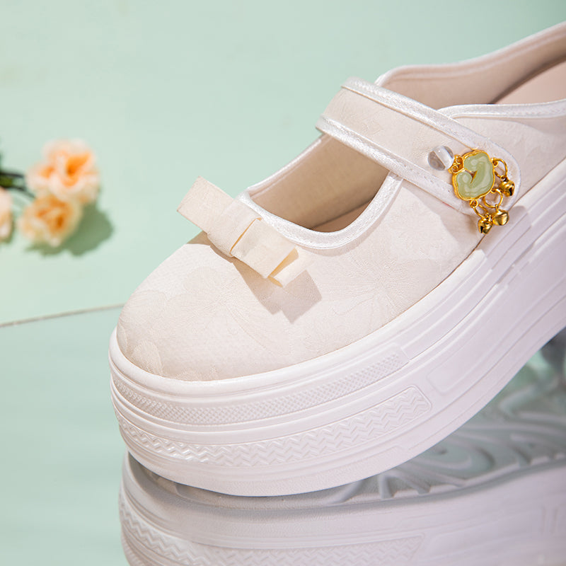 Bestickte Plateau-Mules im Vintage-Stil