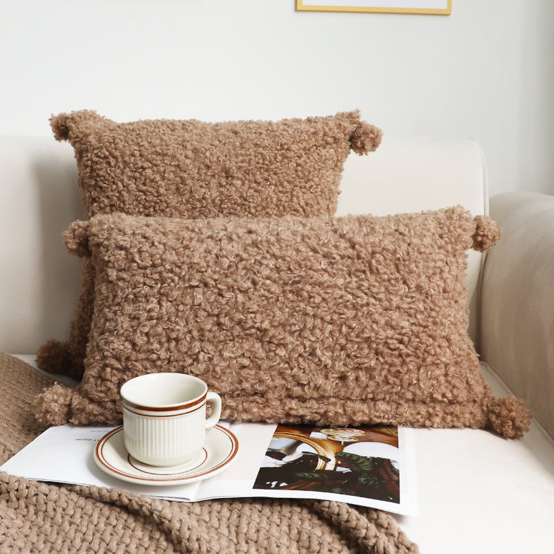Kuscheliges Zierkissen mit Plüschbällen – Bild 7 | LuxeStyle