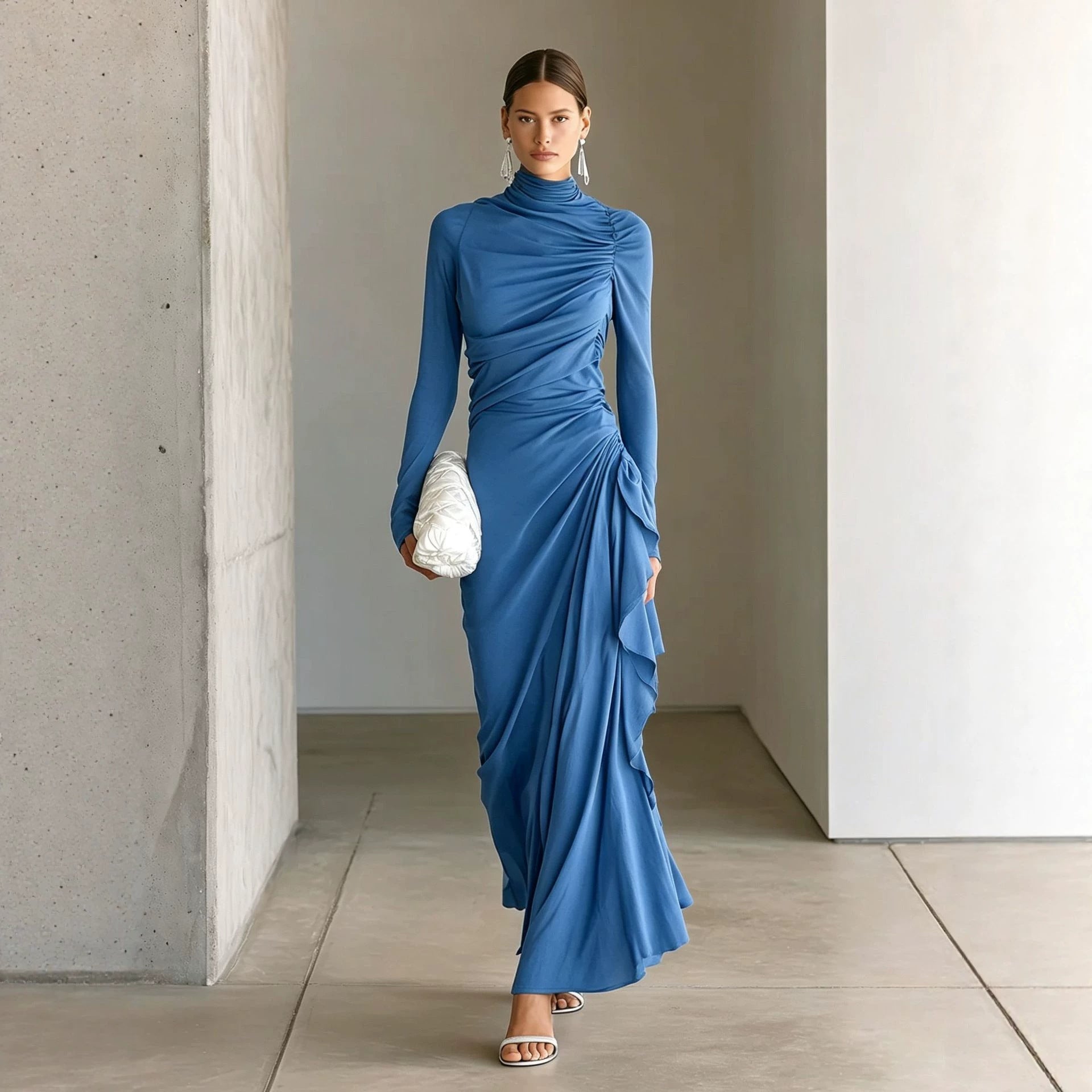 Elegantes, hochgeschlossenes Plissee-Kleid