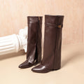 Chunky-Heel Boots mit Metallschnallen