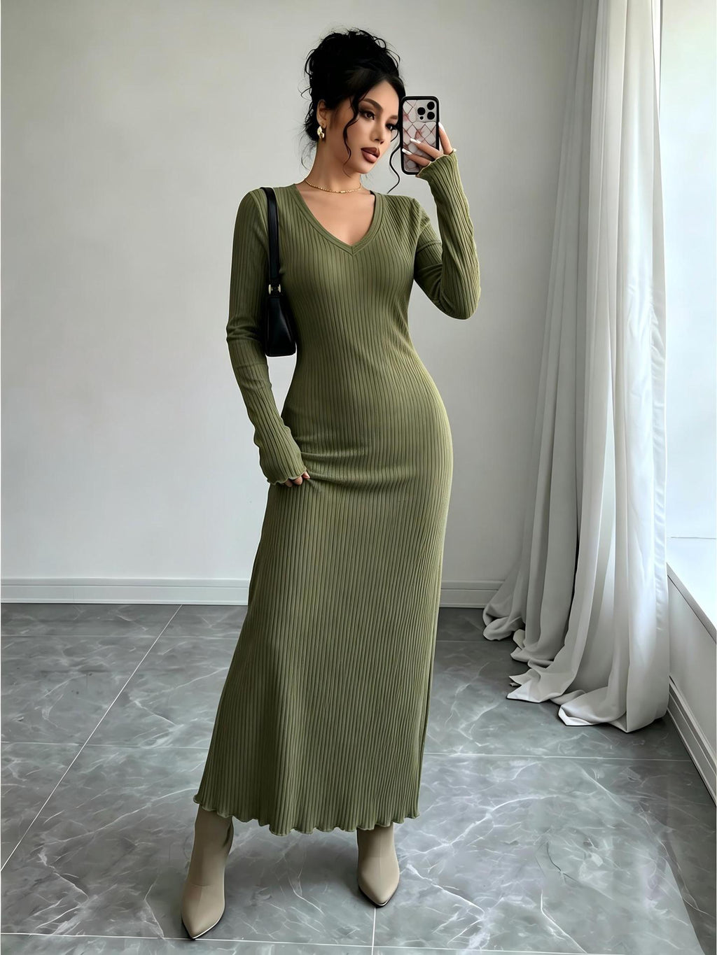 Geripptes Strickkleid mit V-Ausschnitt