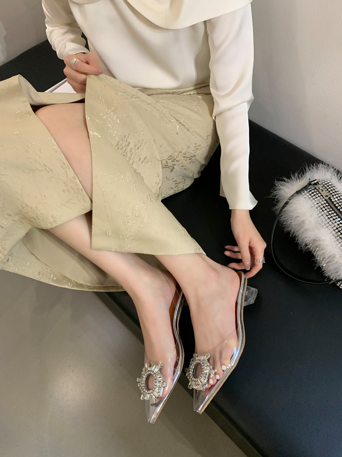 High Heels mit spitzem Zeh und Strass – Bild 2 | LuxeStyle