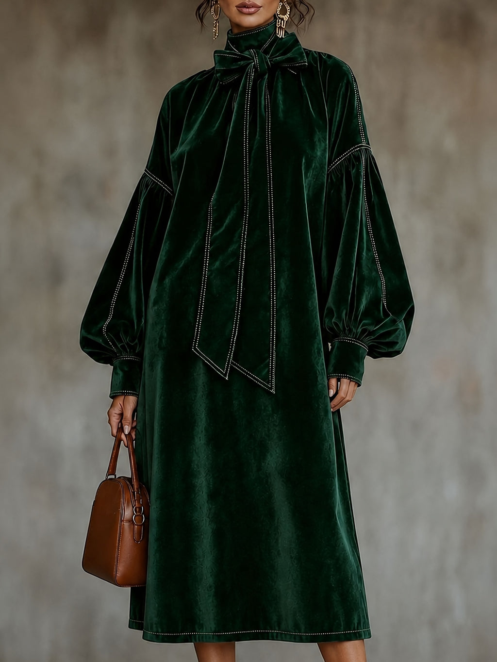 Samtkleid mit Schleife und hohem Kragen