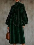 Samtkleid mit Schleife und hohem Kragen