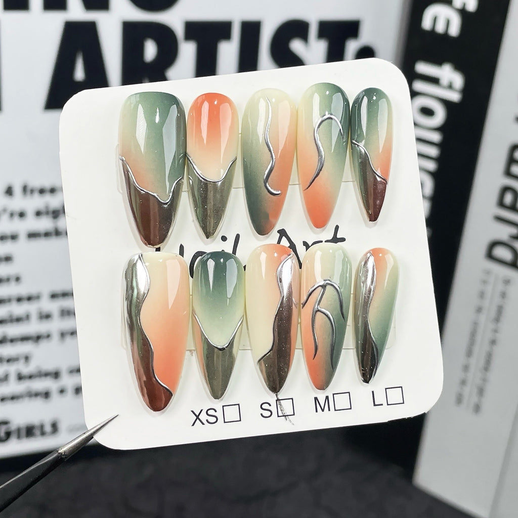 Nagelkunst mit Metallic-Designs