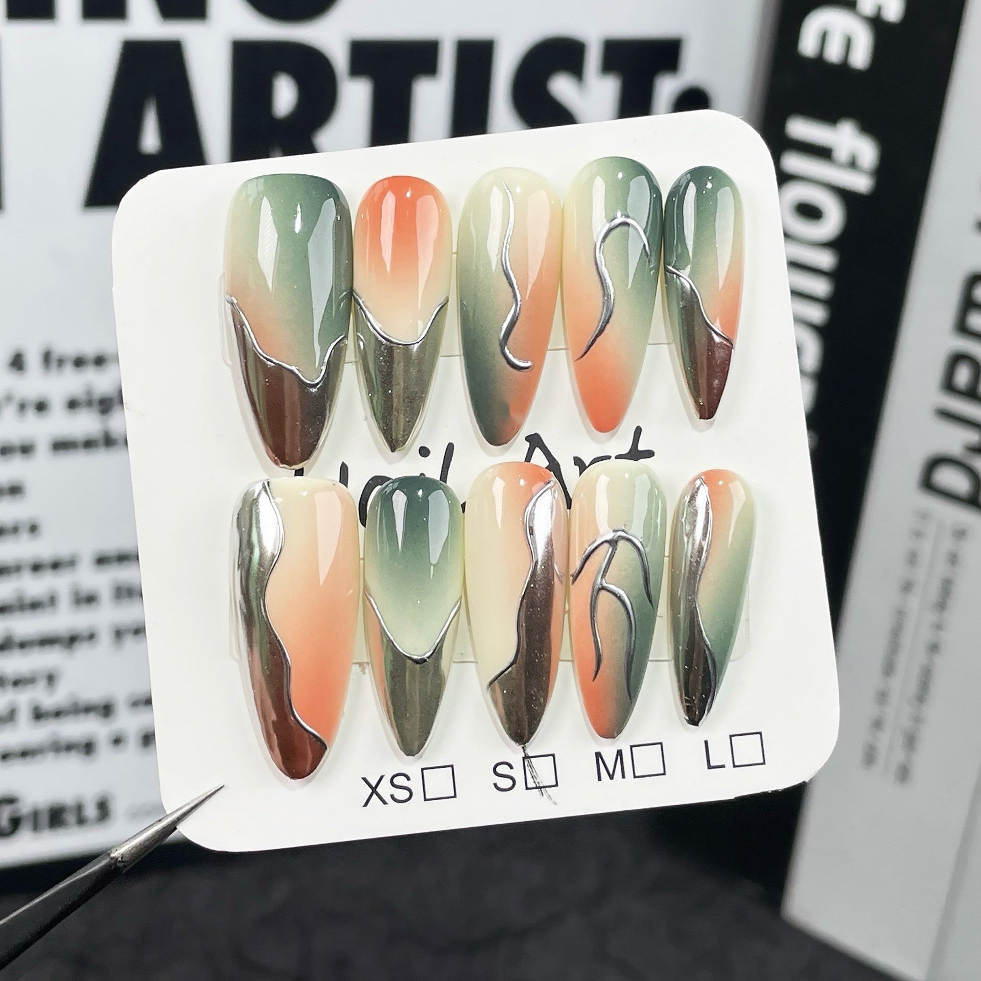 Nagelkunst mit Metallic-Designs