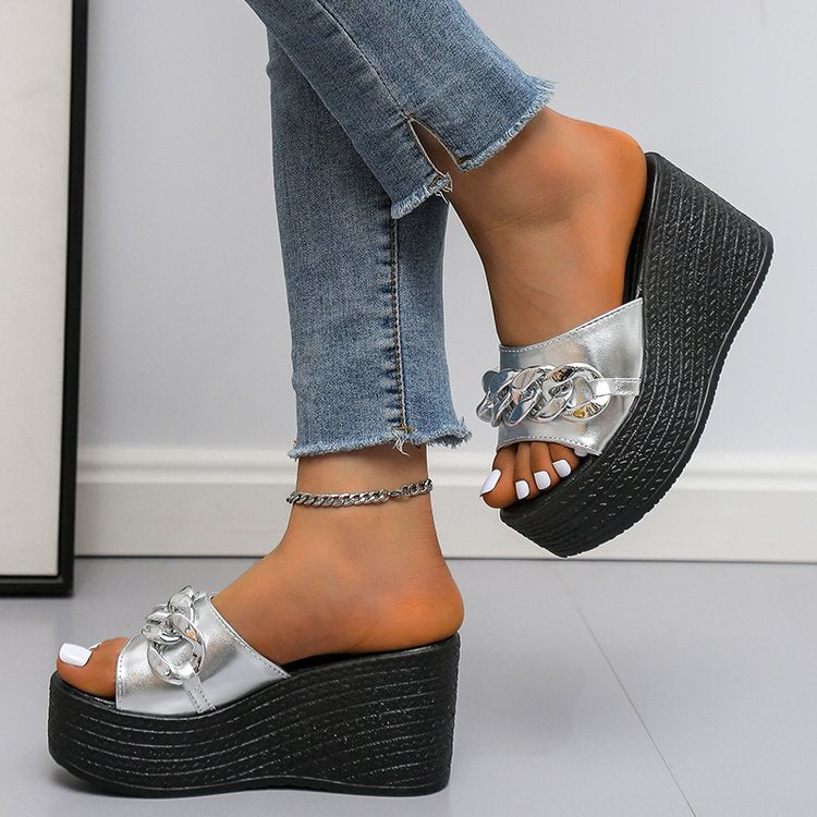 Keilabsatz-Sandalen mit Kette – Bild 1 | LuxeStyle