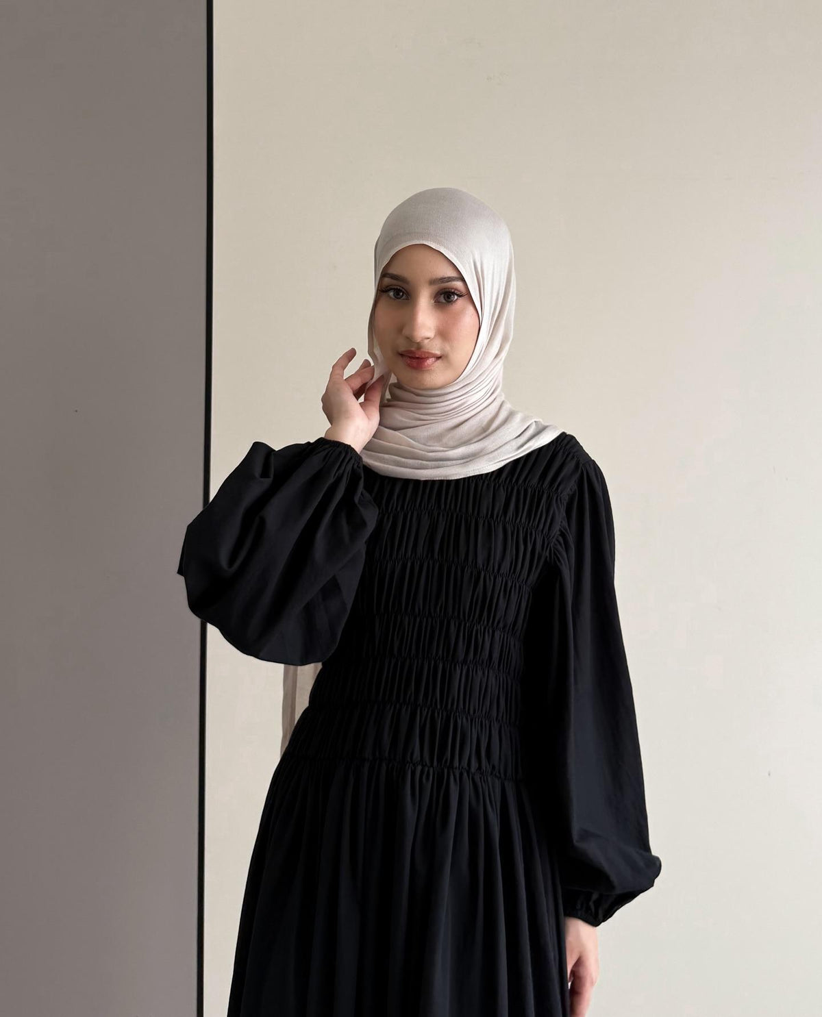 Plissiertes Maxikleid mit Laternenärmeln – Bild 4 | LuxeStyle