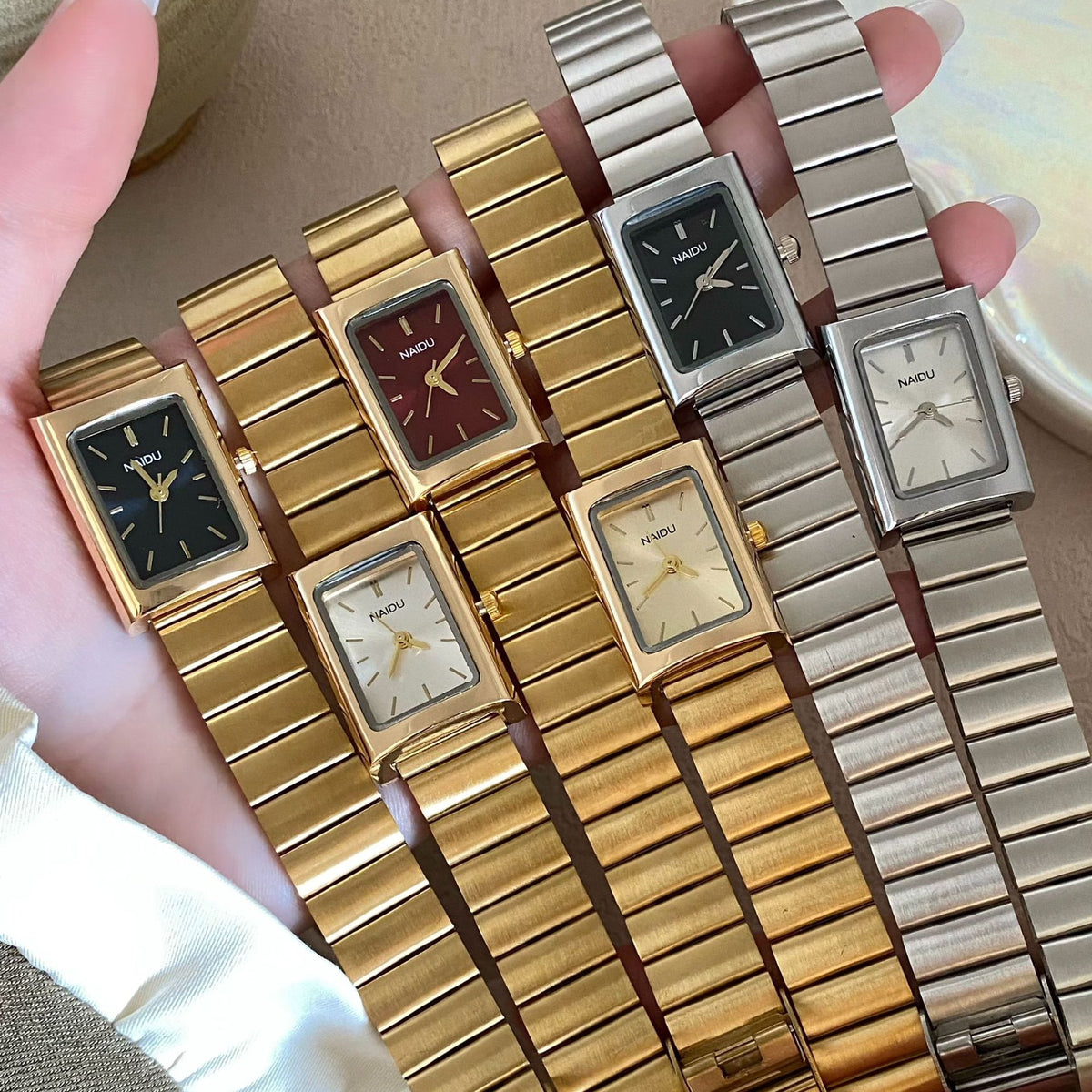 Minimalistische 3D Instagram-Uhr – Gold/Schwarz – Bild 6 | LuxeStyle
