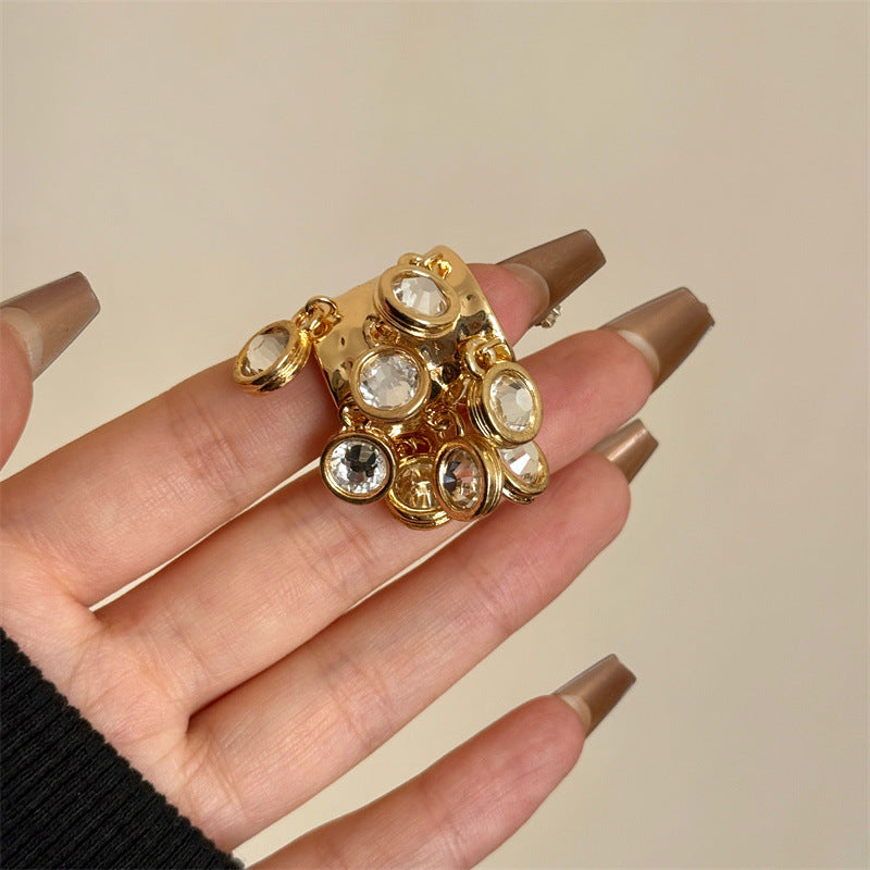 Funkelnder Vintage-Ring mit Strasskugel