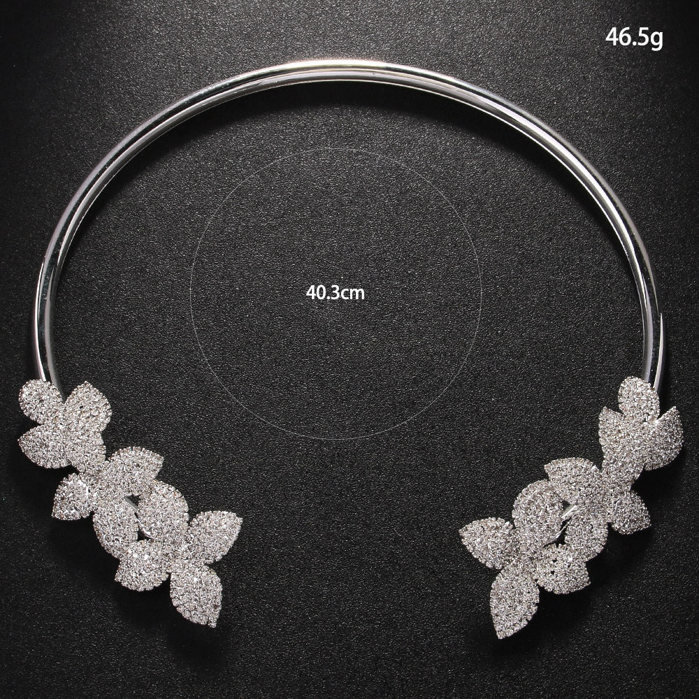 Blumenhalskette mit Strass-Akzenten