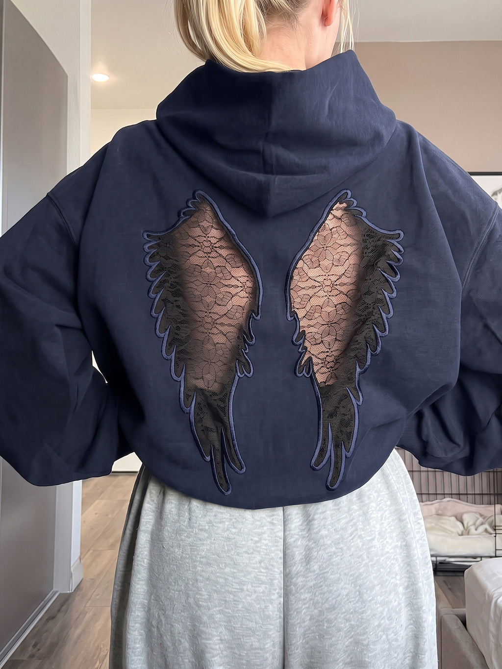 Sweatshirt mit Spitze und Flügel-Stickerei