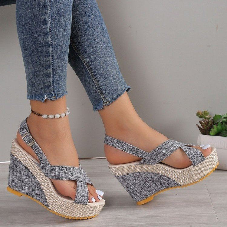 Keilabsatz-Sandalen aus Denim – Bild 5 | LuxeStyle