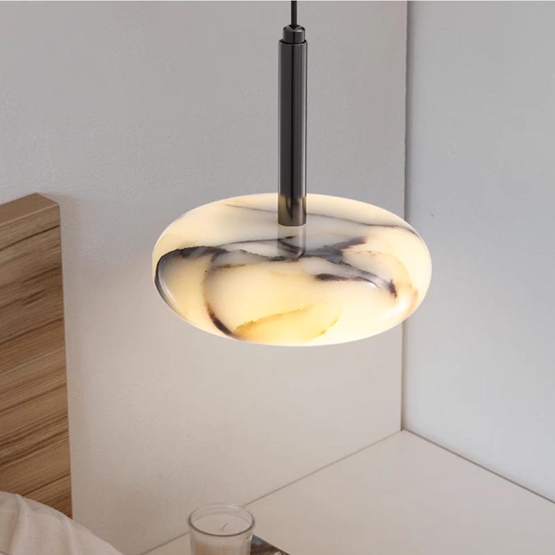 Transluzente Nachttischpendelleuchte mit Marmoroptik – Bild 4 | LuxeStyle