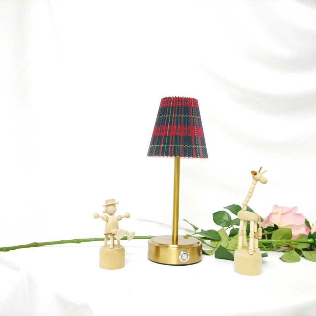 Faltenlampe aus Stoff und Metall – Aufladbare Tischlampe – Bild 5 | LuxeStyle
