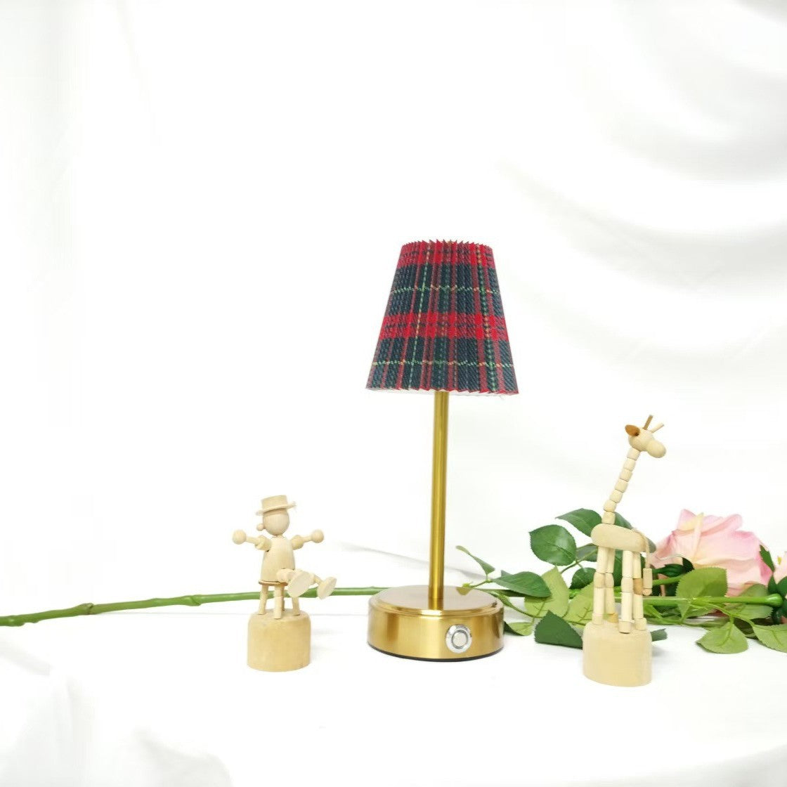 Faltenlampe aus Stoff und Metall – Aufladbare Tischlampe – Bild 5 | LuxeStyle