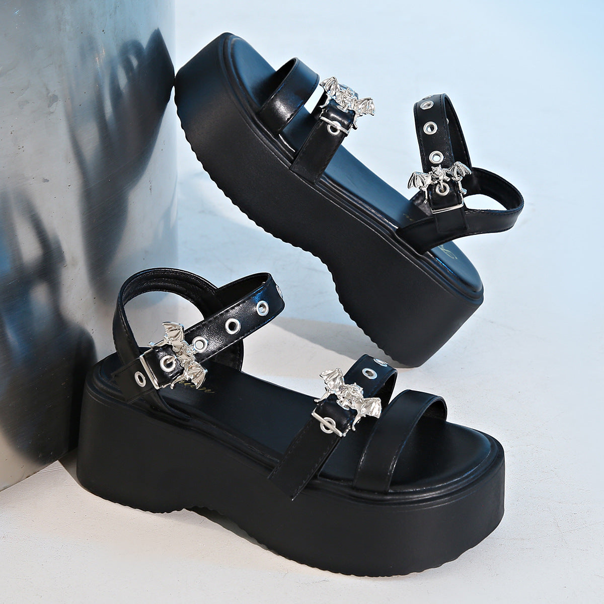 High-rise Plateau-Sandalen mit Nieten – Bild 3 | LuxeStyle