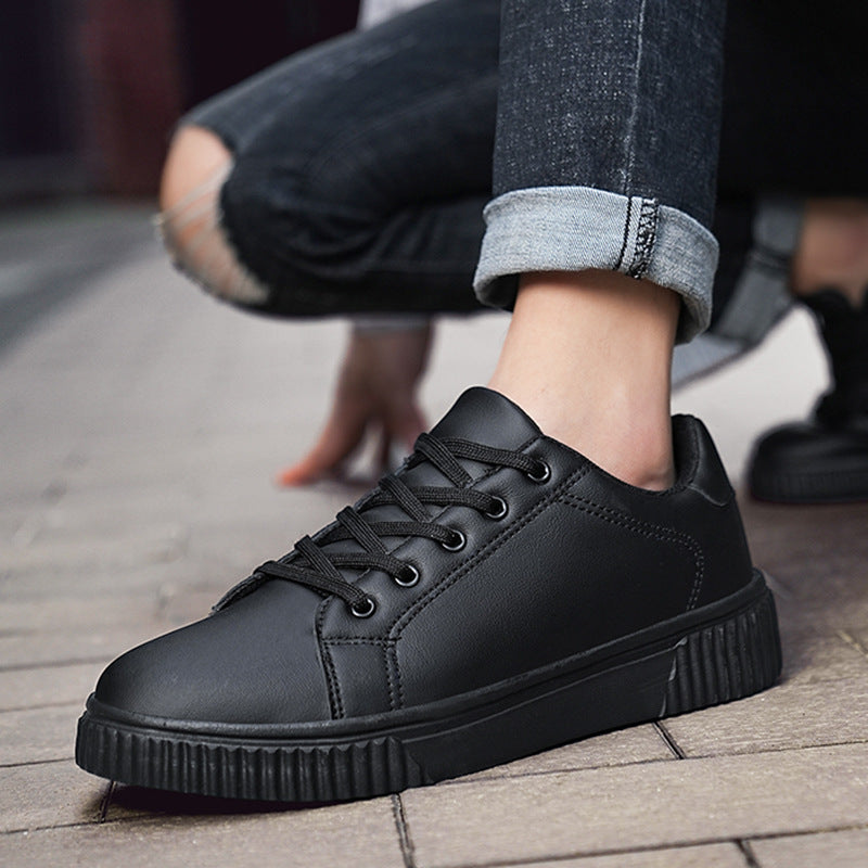 Sleeker Leder-Sneaker im Color-Blocking-Design