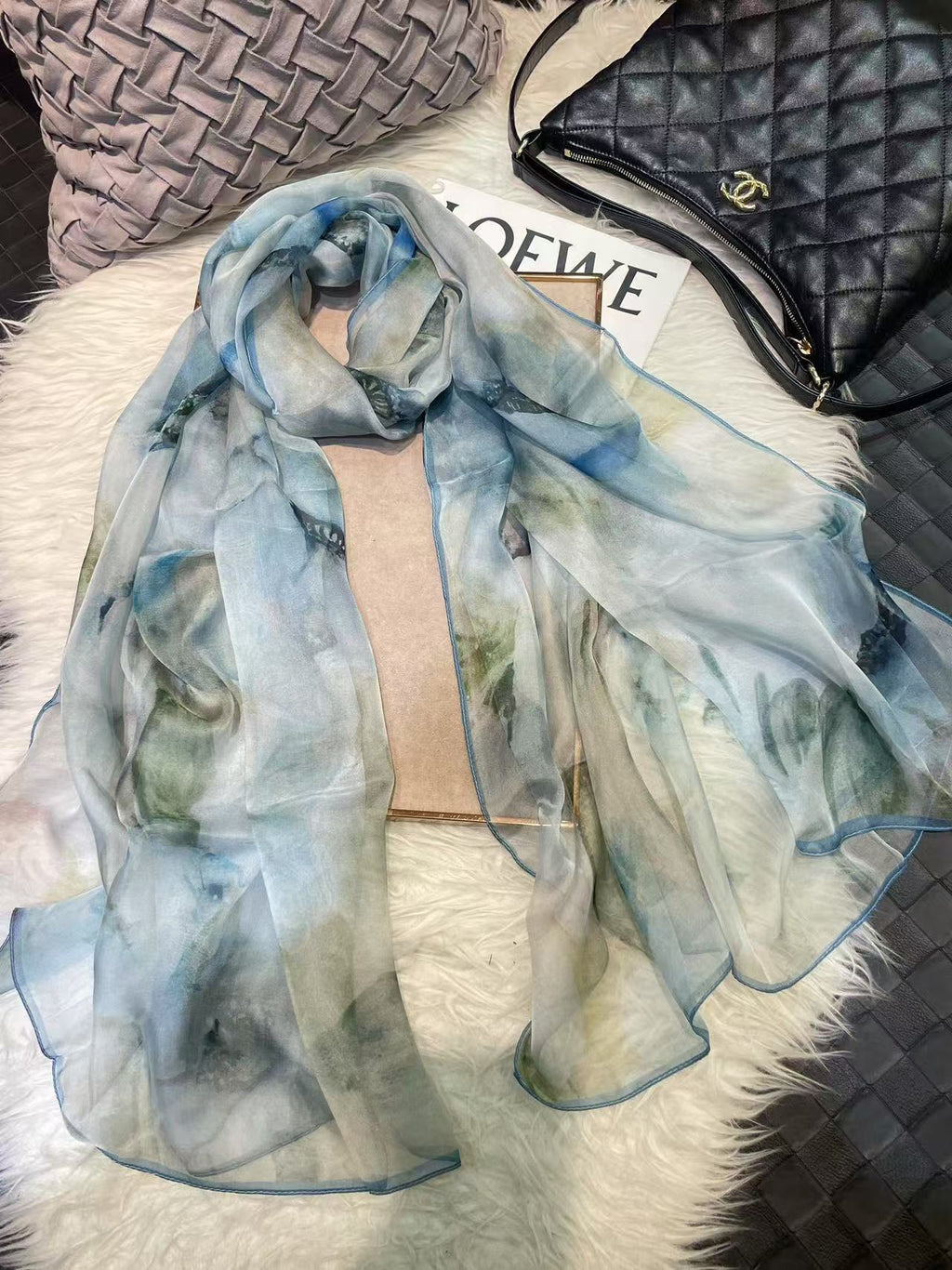 Seidenschal mit digitalem Print – leichte Luftigkeit – Bild 11 | LuxeStyle