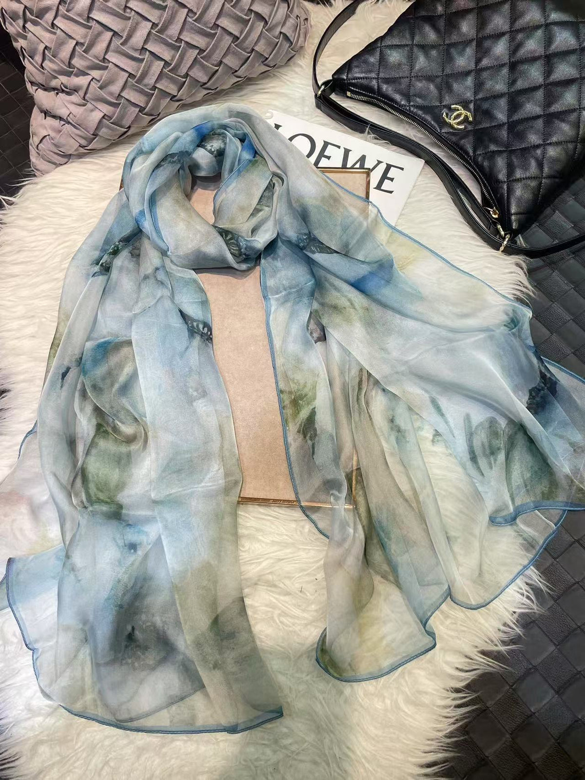 Seidenschal mit digitalem Print – leichte Luftigkeit – Bild 11 | LuxeStyle